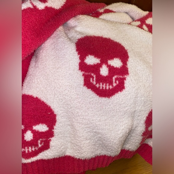 Pink Skull Blanket Magaschoni White Soft Throw Reverse Spooky Gothic Halloween - Picture 5 of 8